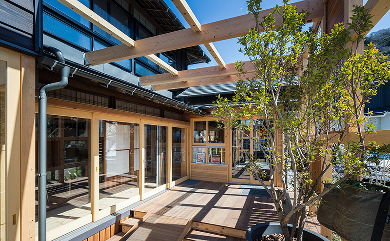 写真:屋外デッキスペース