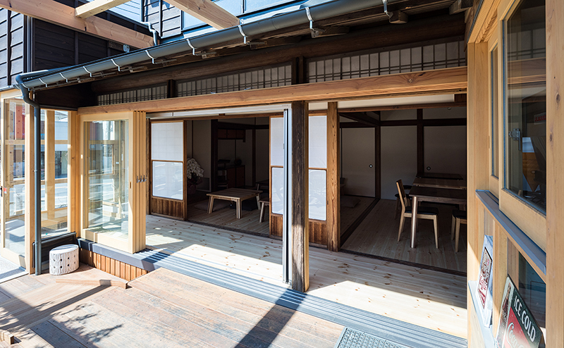 写真:室内居室と屋外デッキスペースとを一体化することで解放感溢れる陽だまりと風のスペースとなります