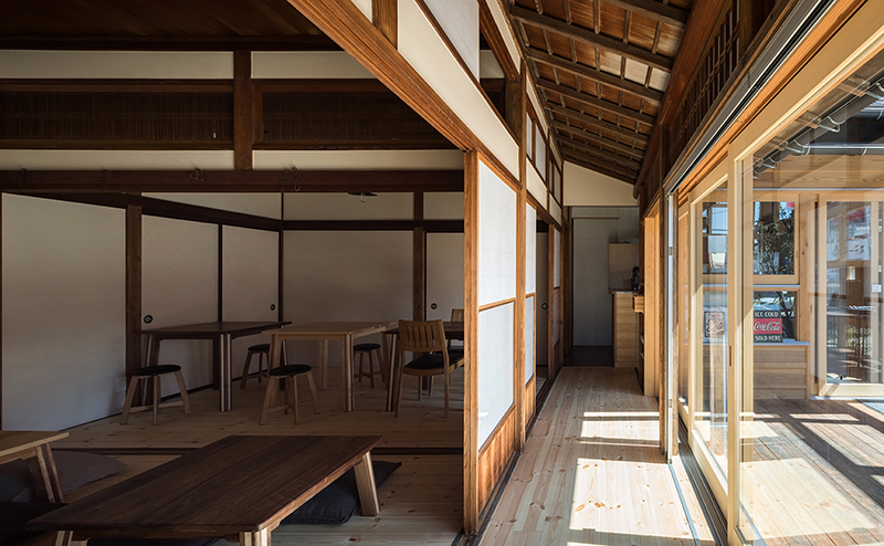 写真:室内居室と屋外デッキスペース