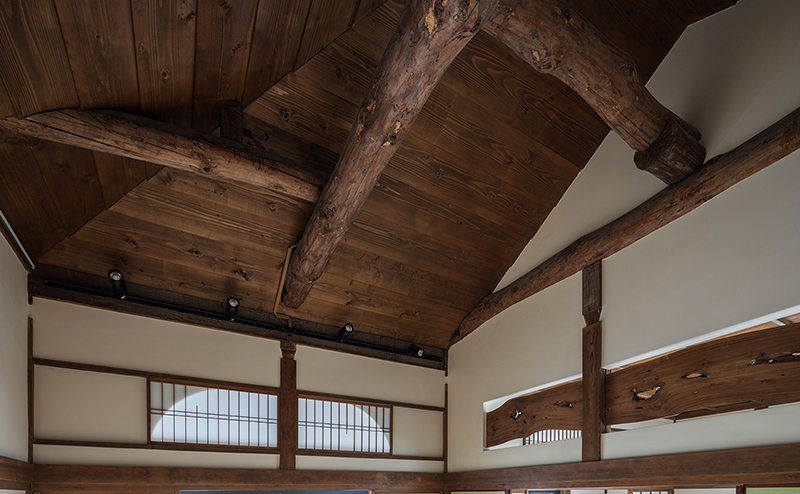 写真:多目的室の天井の丸太組